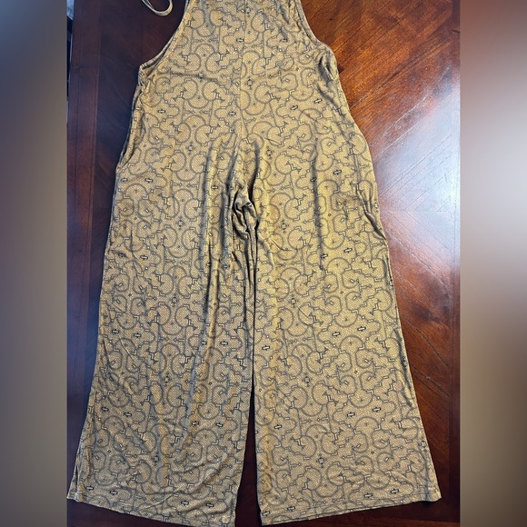 Elegant Gold Jumpsuit It has a small stain on the top back of the hood stretch - Picture 5 of 10